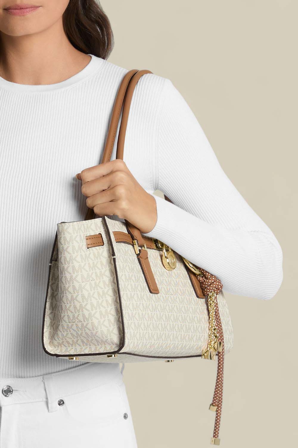 תמונת כל הלוק של תיק כתף המילטון סמול